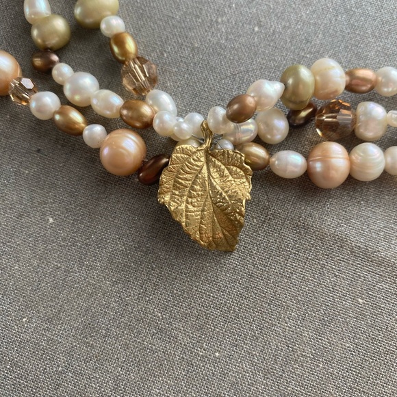 Natural pearl and Swarovski crystal triple strand necklace with gold leaf - Picture 8 of 10